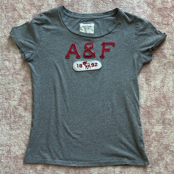 Abercrombie & Fitch Gray Tee With Logo Patch Graphic - Picture 1 of 5